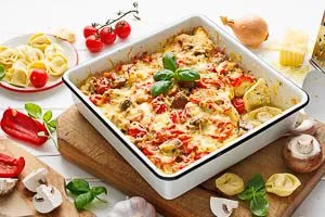 Tortellini-Auflauf warm aus dem Backofen servieren