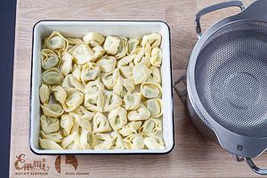 Frische Tortellini vorgekocht in die Auflaufform füllen