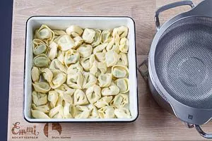 Frische Tortellini vorgekocht in die Auflaufform füllen