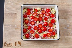 Kochschinken würfeln und Kirschtomaten halbieren