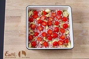 Kochschinken würfeln und Kirschtomaten halbieren