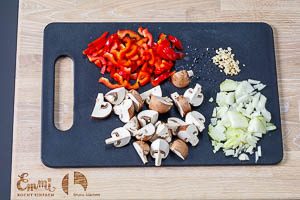 Gemüse für den Tortellini-Auflauf vorbereiten