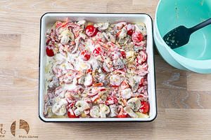 Soße über die Tortellini gießen