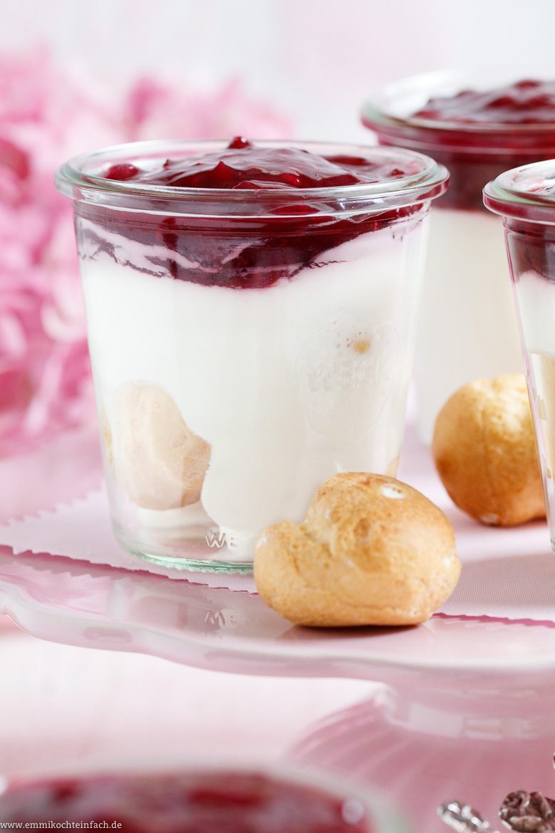 Windbeutel, Sahnecreme und Rote Grütze – einfach himmlisch.