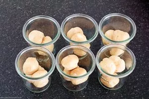 Windbeutel auf Gläser verteilen.