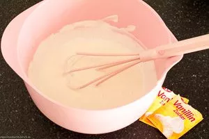 Schmand und Vanillezucker mischen.