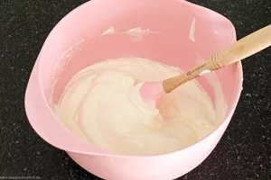 Sahne und Schmand mischen.