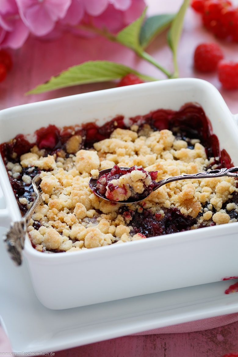 Beeren Crumble in einer kleinen Auflaufform serviert, einfach himmlisch!