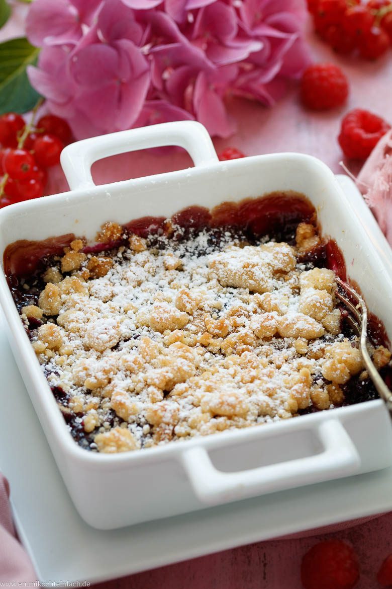 Beeren Crumble süß getoppt mit Puderzucker