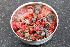 Beeren und brauner Zucker vermengen.