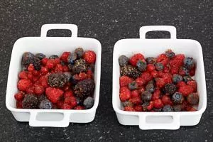 Beeren in Auflaufförmchen geben.