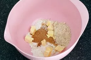Zutaten für die Streusel abwiegen und in die Schüssel geben.
