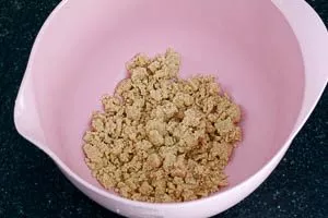 Alle Zutaten für die Streusel in einer Schüssel vermischen.