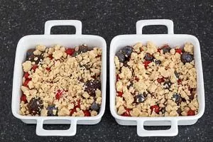 Beeren mit Streuseln bedecken.