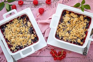Den Beeren Crumble im Ofen backen und anschließend noch warm servieren.