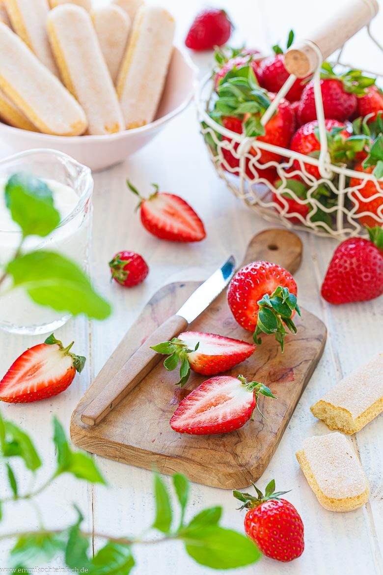 Frische Früchte und Löffelbiskuits sind Zutaten für mein Dessert