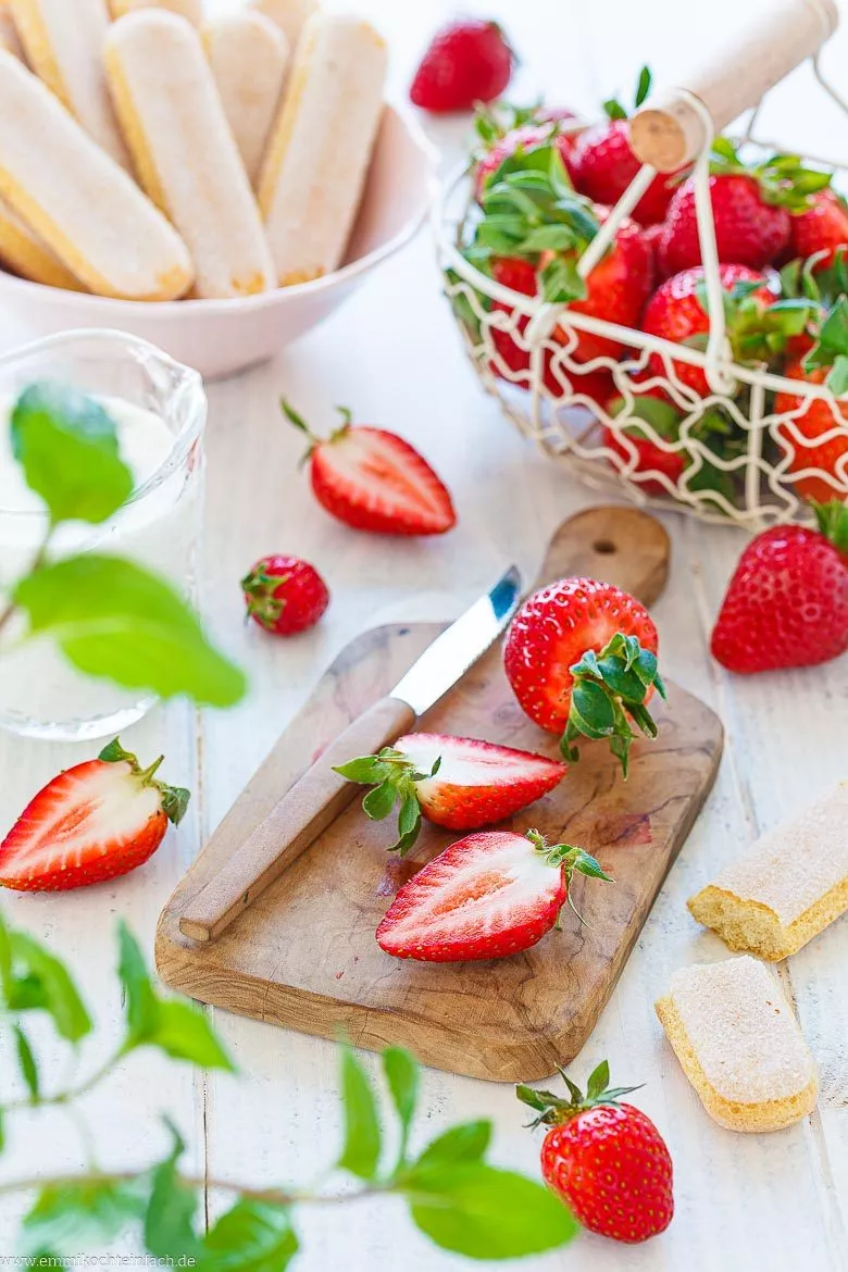 Frische Früchte und Löffelbiskuits sind Zutaten für mein Dessert