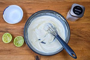 Mascarpone mit Zucker und Limettensaft vermengen
