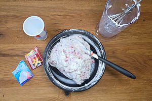 Sahne steif schlagen, mit den Erdbeerstücken und der Mascarpone verrühren