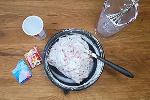 Sahne steif schlagen, mit den Erdbeerstücken und der Mascarpone verrühren