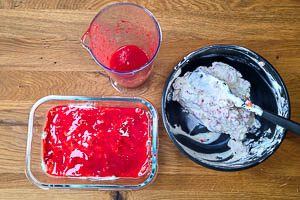 Löffelbiskuits, Mascarpone und Erdbeerpüree in der Auflaufform schichten