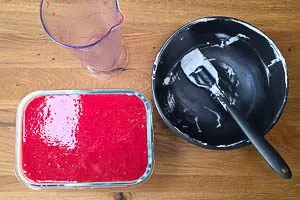 Beim Schichten mit Erdbeerpüree abschließen und für eine Stunde kalt stellen