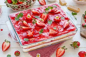 Erdbeer-Tiramisu nach dem Auskühlen servieren