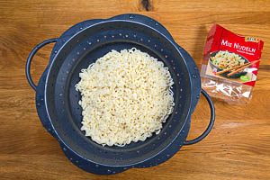 Mie Nudeln kochen und abtropfen lassen.