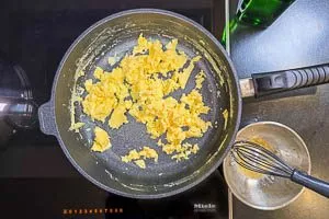 Eier zum Rührei braten.