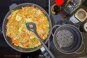 Sprossen, Frühlingszwiebeln und Ei zugeben.