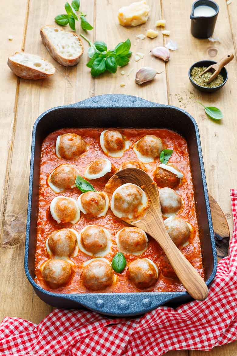 Saftiges Hackfleisch mit Tomatensoße und cremigem Mozzarella