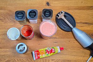 Tomaten, Sahne, Tomatenmark, Oregano, Salz und Pfeffer pürieren.