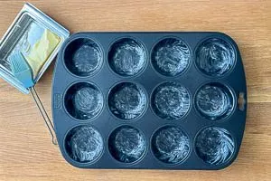 Muffinform einfetten.