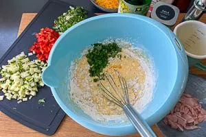 Zutaten für den Teig in eine Schüssel geben und verrühren.