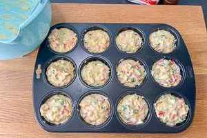 Teig in die Förmchen füllen.