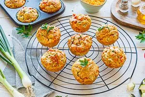 Die Muffins auskühlen lassen, schon sind sie fertig für die Brotdose.