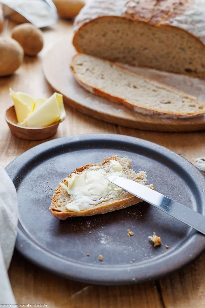 Herzhaftes Kartoffelbrot schmeckt mit vielen verschiedenen Aufstrichen, zum Abendbrot wie zum Frühstück