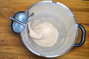 Den Teig mit der Küchenmaschine gründlich durchmixen