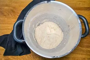 Teig erneut dehnen und anschließend abdecken
