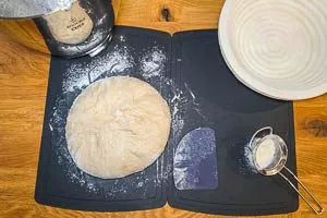 Gärkörbchen mit Mehl bestreuen oder Schüssel einölen und den Teig in Kugelform hinein geben