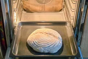 Den Teig auf das heiße Backblech geben und schnell in den Backofen stellen