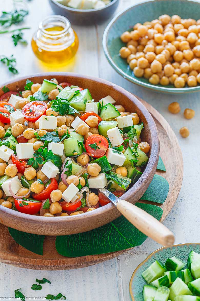Sommerlicher Salat mit Kichererbsen und Feta