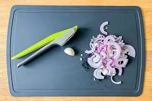 Rote Zwiebel und Knoblauch schälen