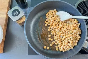 Kichererbsen in der Pfanne anbraten