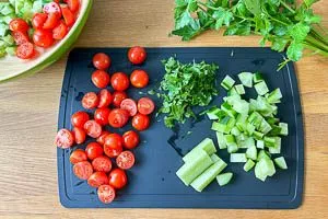 Gurke, Tomaten und Petersilie waschen und schneiden