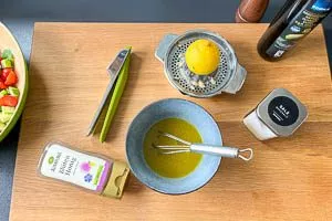 Dressing für den Kichererbsensalat anrühren