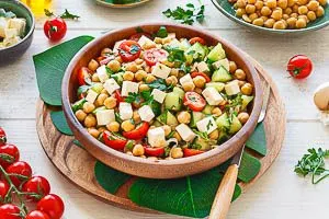 Kichererbsensalat frisch serviert