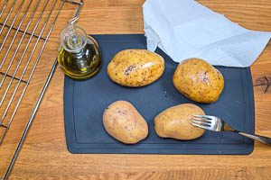 Gewaschene Kartoffeln einstechen und mit Olivenöl einfetten