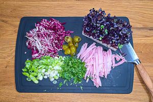 Salat, Frühlingszwiebeln, Schinken, Pfefferonen, Petersilie und Kresse vorbereiten