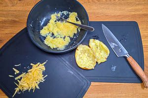 Im Ofen gegarte Kartoffeln für die Füllung vorbereiten